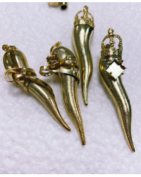 Corno pieno in ottone decorato